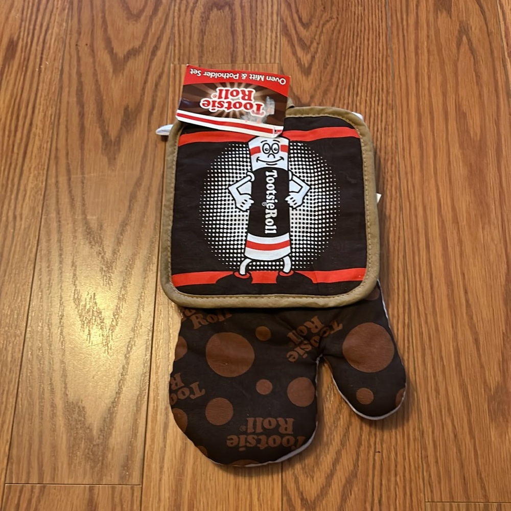 Oven mitt and pot holder set